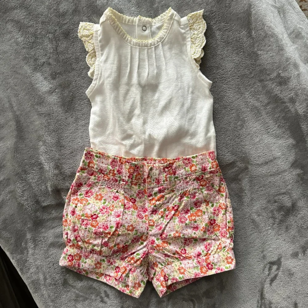 EUC Baby Gap Oneside and Floral Short Set Sz 3-6 mos